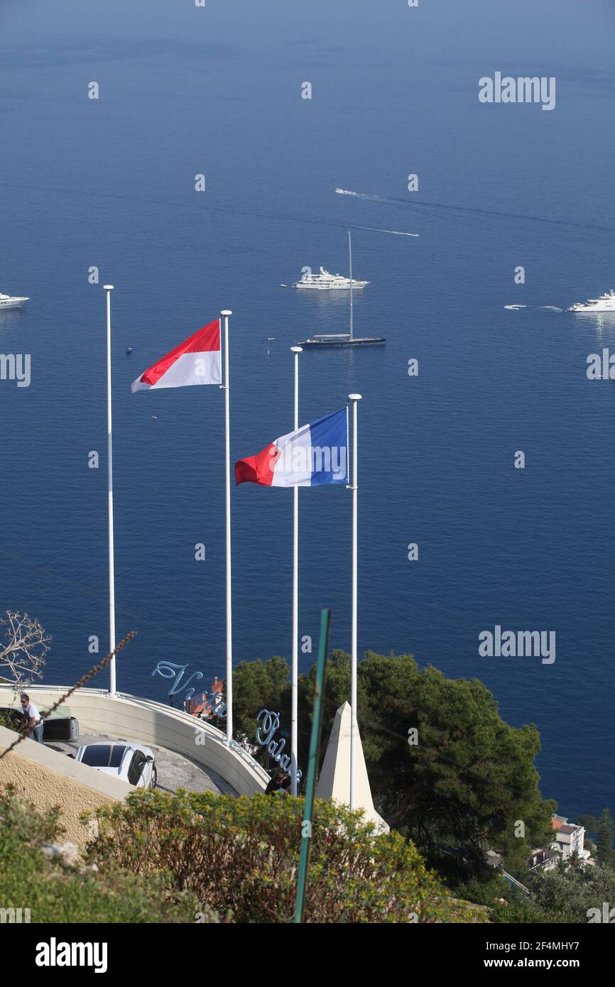 Die indonesische und die französische Flagge wehen über dem Mittelmeer bei Monaco. Stock Photo