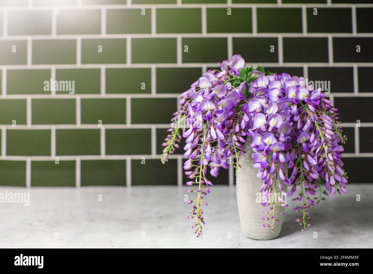 Wisteria flower vase hi-res stock photography and images - Alamy