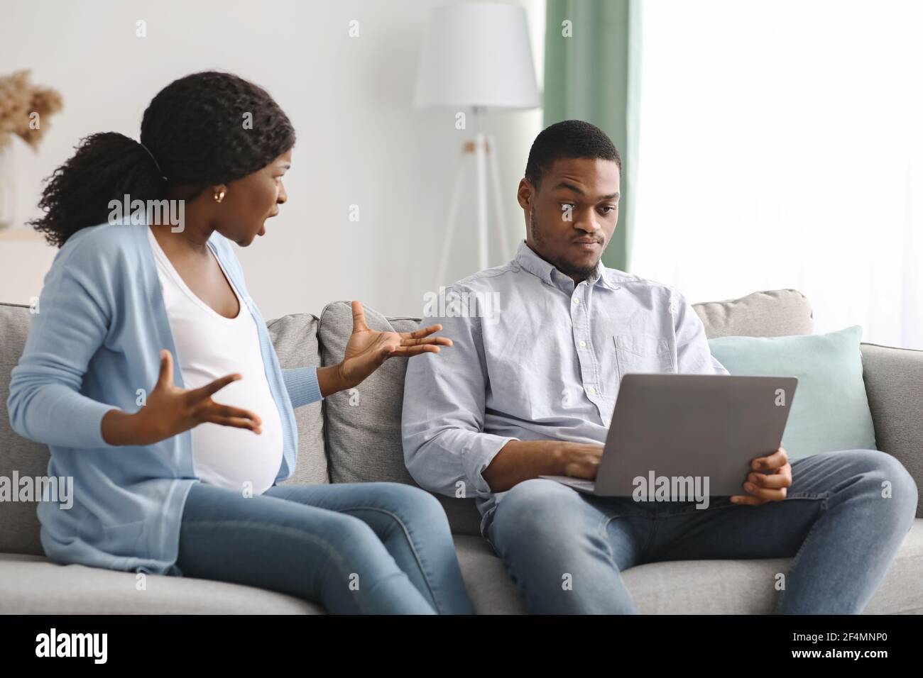 pregnant-woman-fighting-with-her-indifferent-husband-at-home-2F4MNP0.jpg