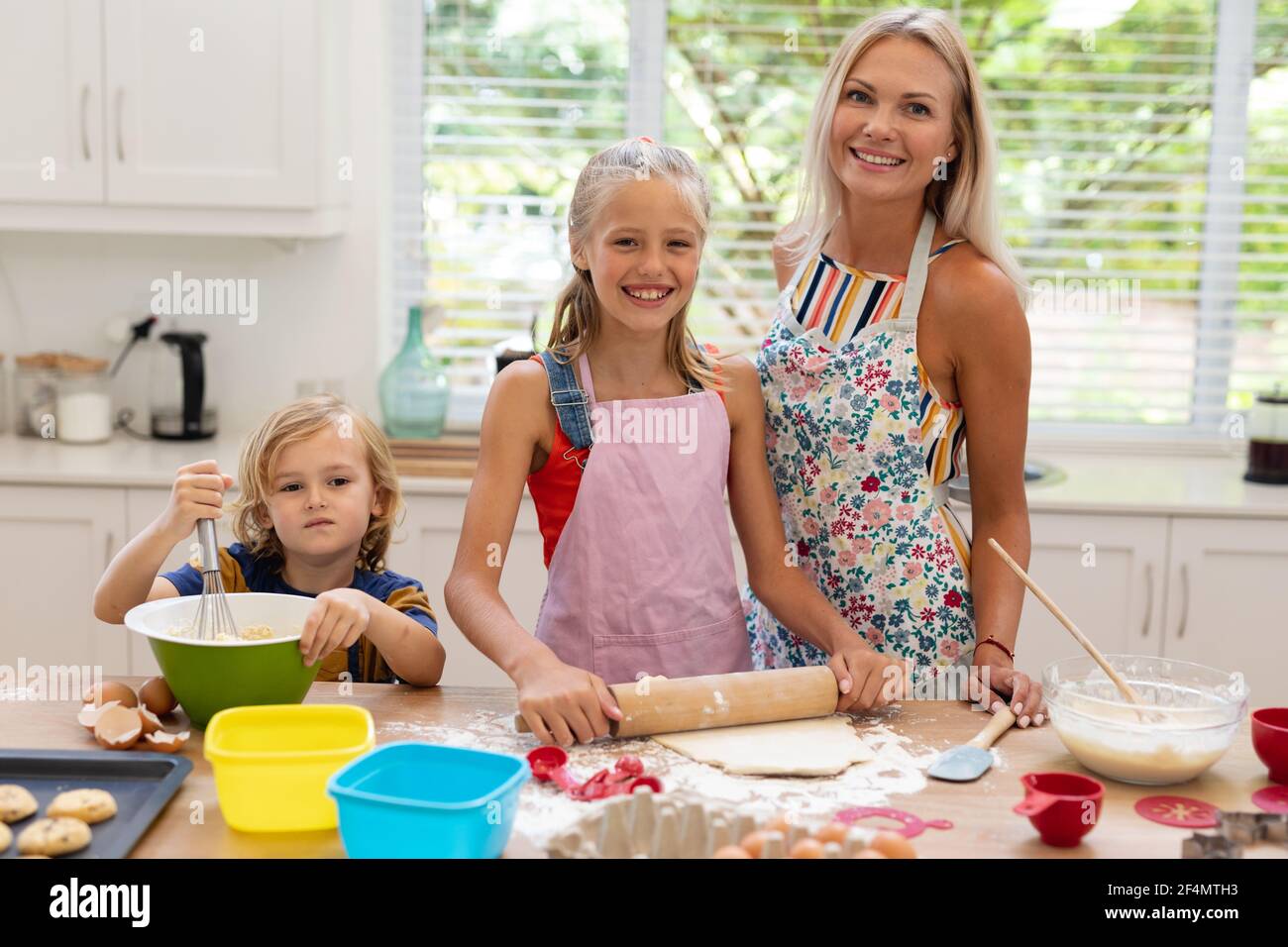 Happy Adult Mother Daughter Aprons Smiling Each Other While Cooking Stock  Photo by ©AllaSerebrina 222788608