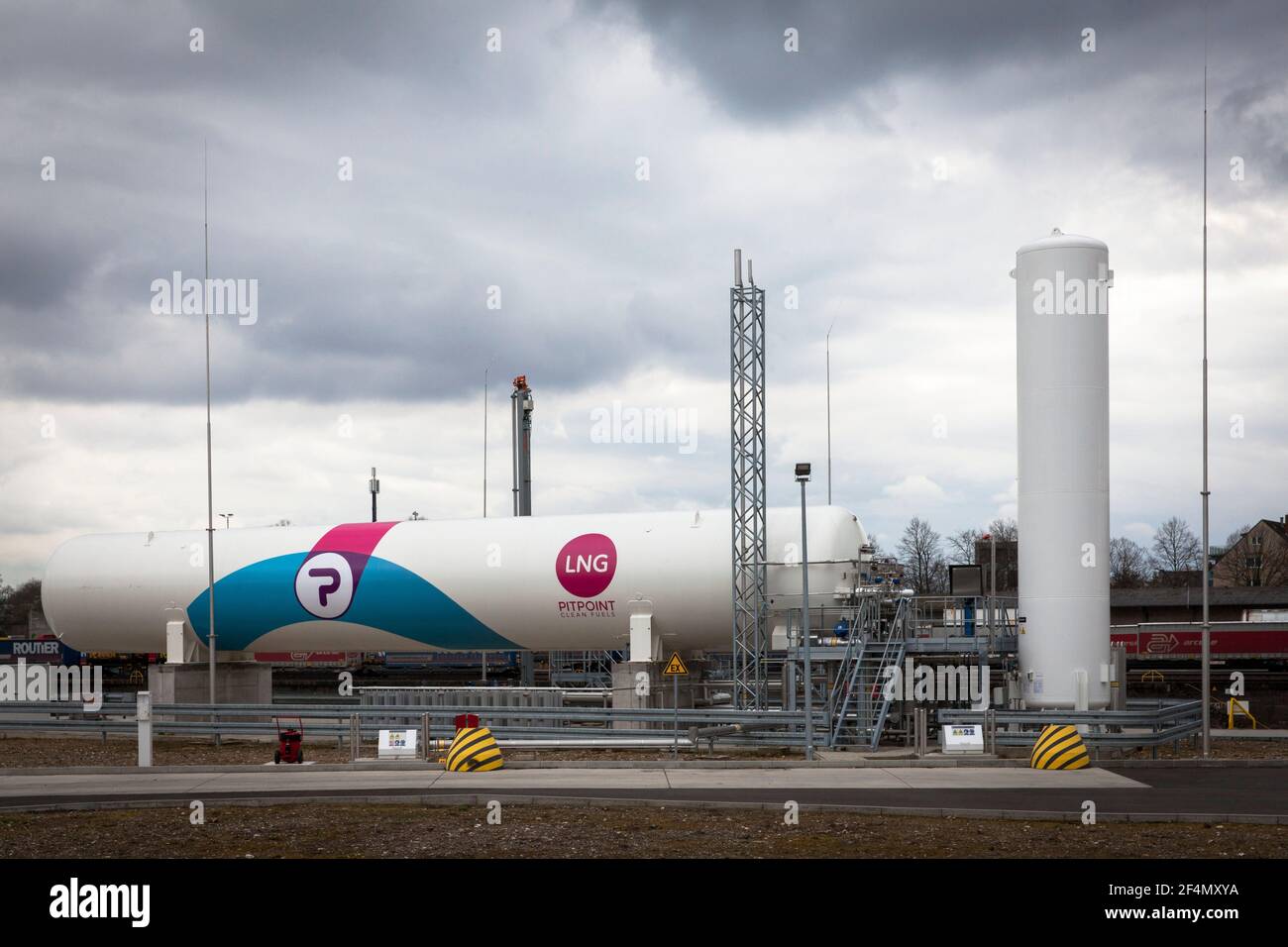 shore-to-ship bunkering station for liquefied natural gas (LNG) in the Rhine harbour in the town district Niehl, Cologne, Germany.  Bunkerstation für Stock Photo