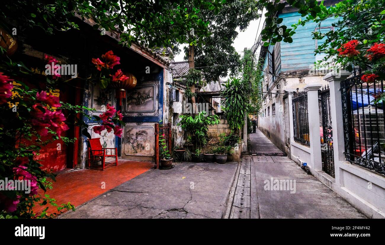 A small Chinese temple in a quiet back alley in Talat Noi, Bangkok, Thailand Stock Photo