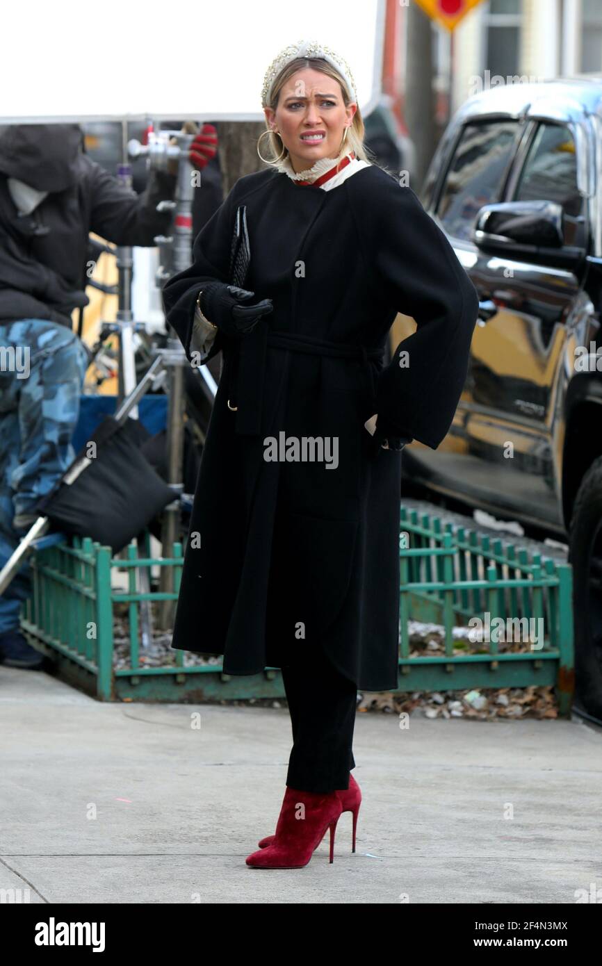 New York - NY - 20210120 Hilary Duff and Molly Bernard filming scenes
