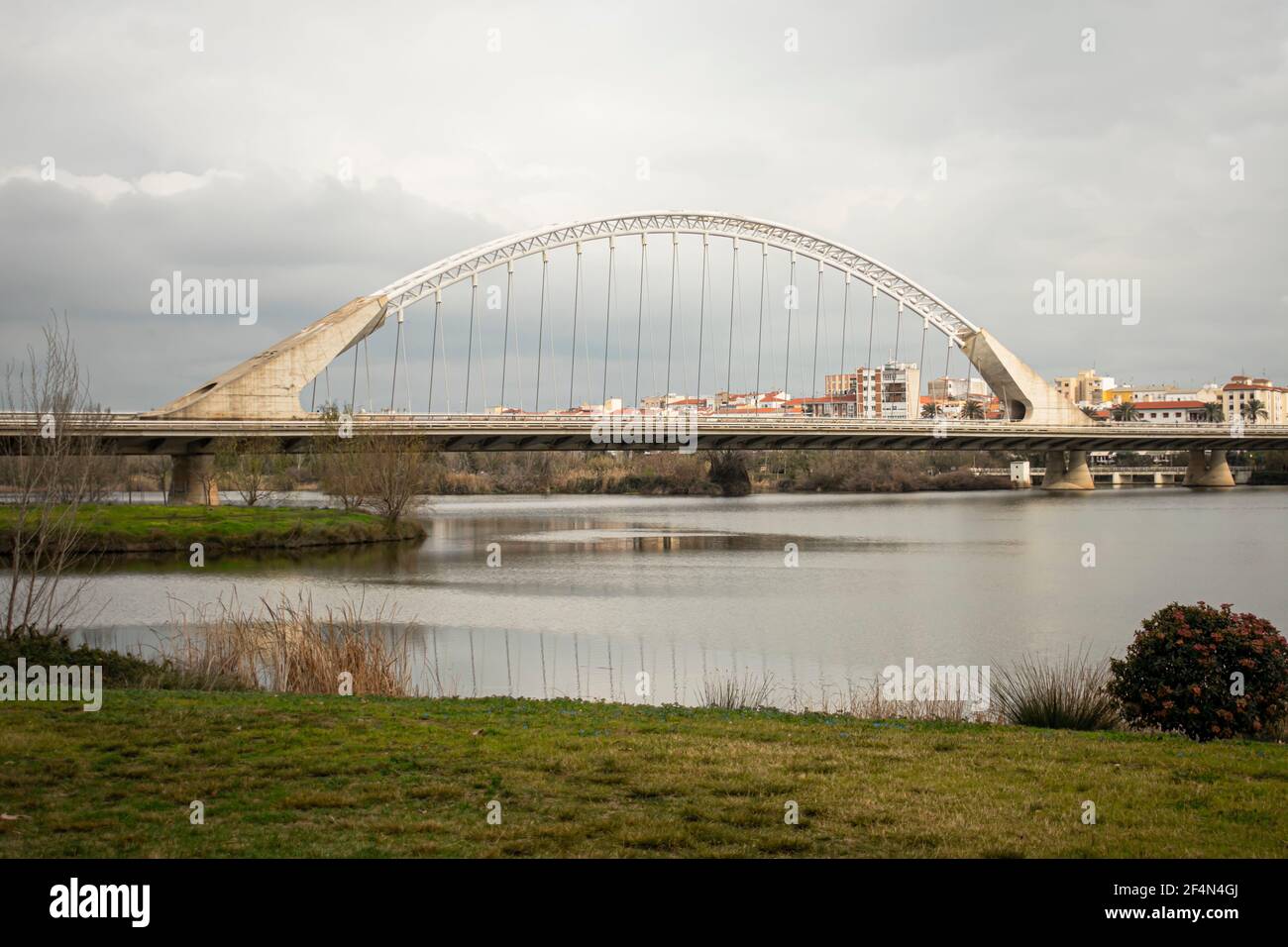 Modern bridge of Spanish architecture crossing the Guadiana river as it passes through Mérida. Spain Stock Photo