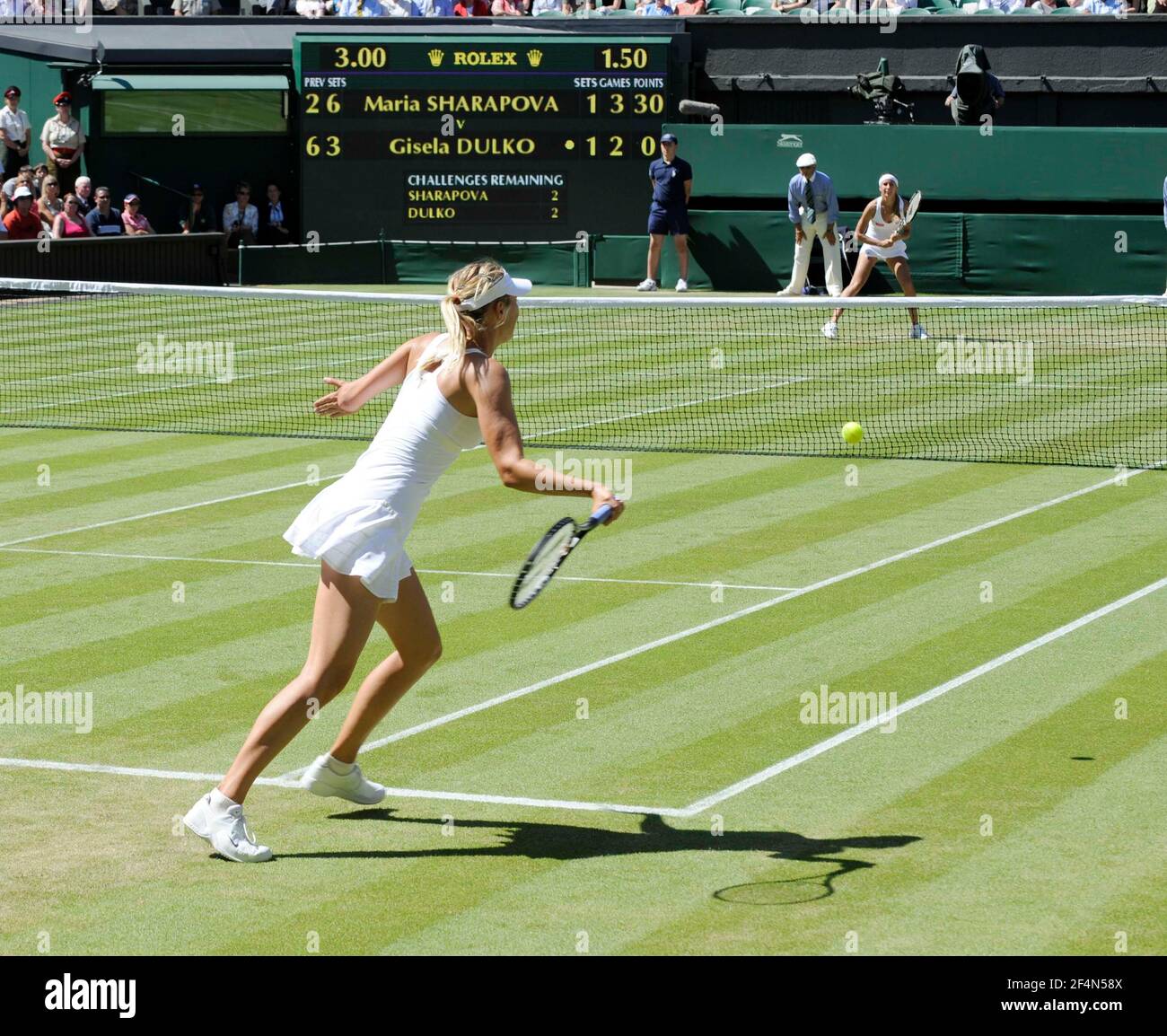 WIMBLEDON 2009 3rd DAY.  MARIA SHARAPOVA V  GISELA DULKO. 24/6/09. PICTURE DAVID ASHDOWN Stock Photo