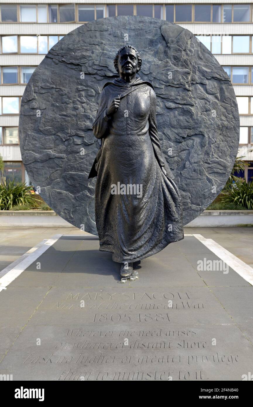 London, England, UK. Memorial to Mary Seacole (Jamaican-born nurse: 1805-1881) in the grounds of St Thomas' Hospital. By Martin Jennings, 2016. Stock Photo