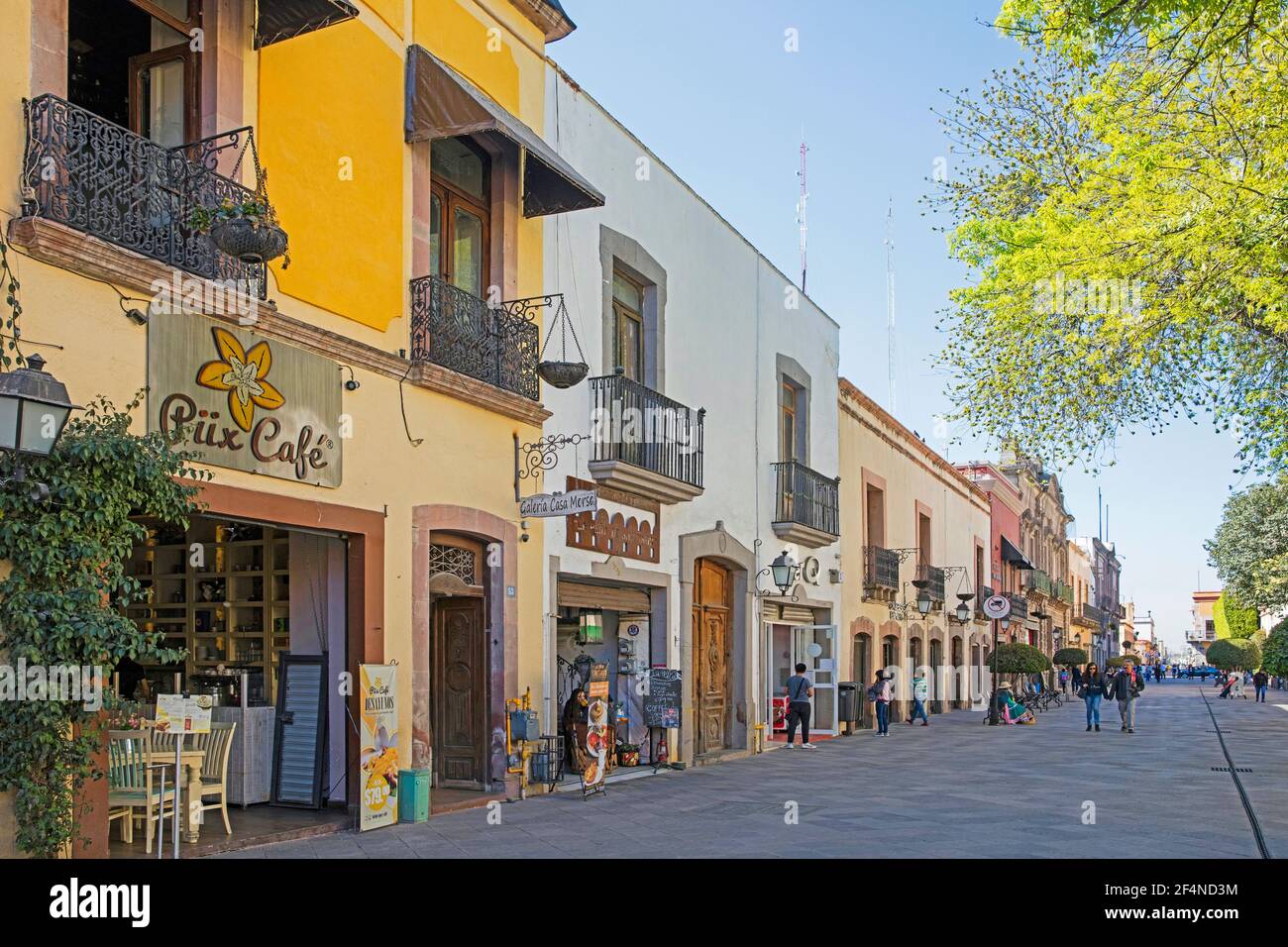Shops and cafés in the city centre of Querétaro, North-Central Mexico Stock Photo