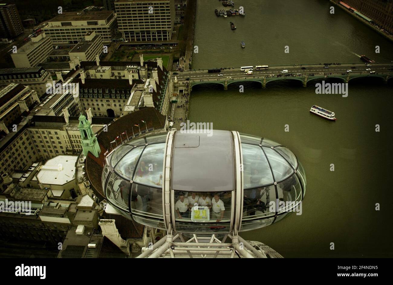 FORMER WINNERS OF THE LONDON MARATHON, APRIL 2001WHICH CELEBRATES ITS 21st YEAR ON SUNDAY, WERE TREATED FOR A GO ON THE LONDON EYE AS A GOODWILL GESTURE. THE PHOTOGRAPHER MANAGED TO BLAG A GO ON IT HIMSELF. Stock Photo