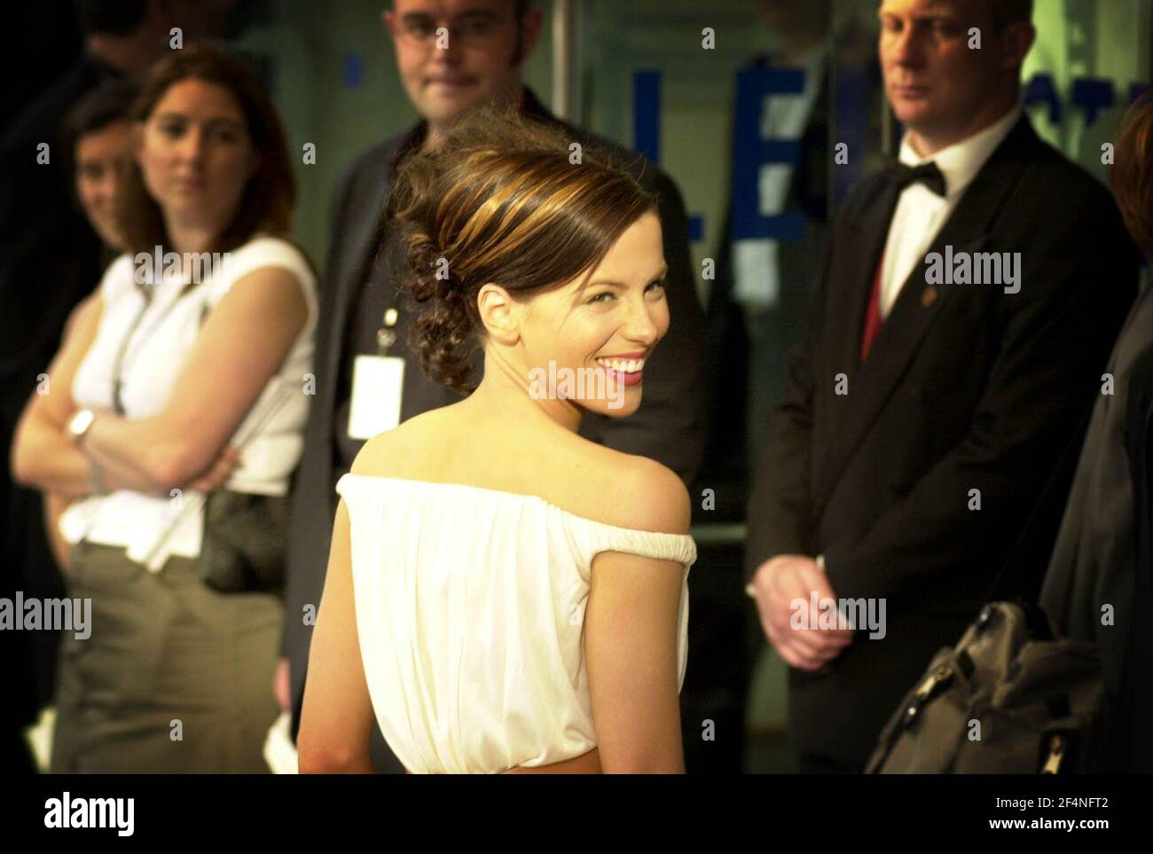 BRITISH ACTRESS KATE BECKINSALE ARRIVING AT THE BRITISH PREMIERE OF 'PEARL HARBOUR' Stock Photo