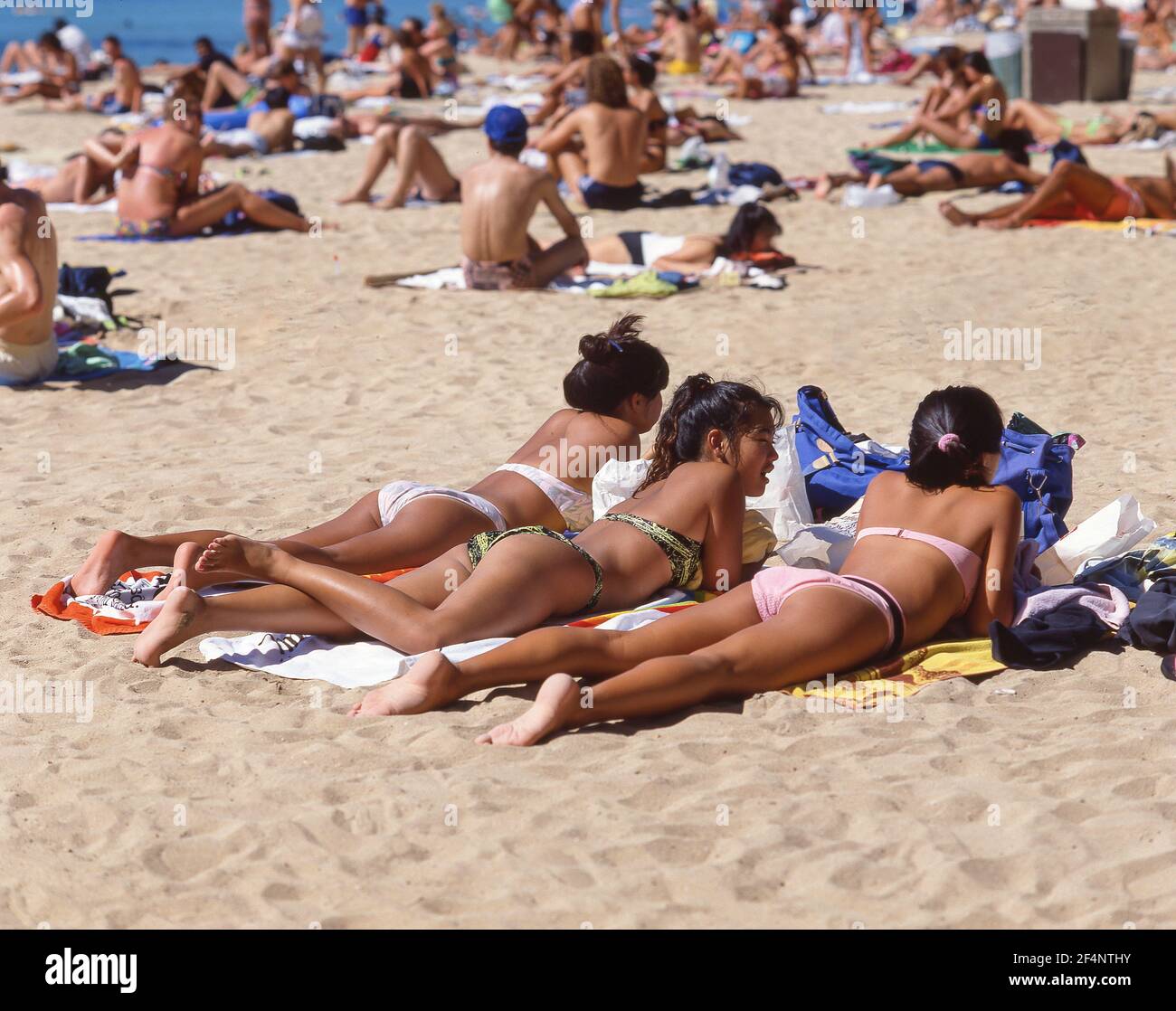 Women girls sunbathing tourists hi-res stock photography and images - Alamy