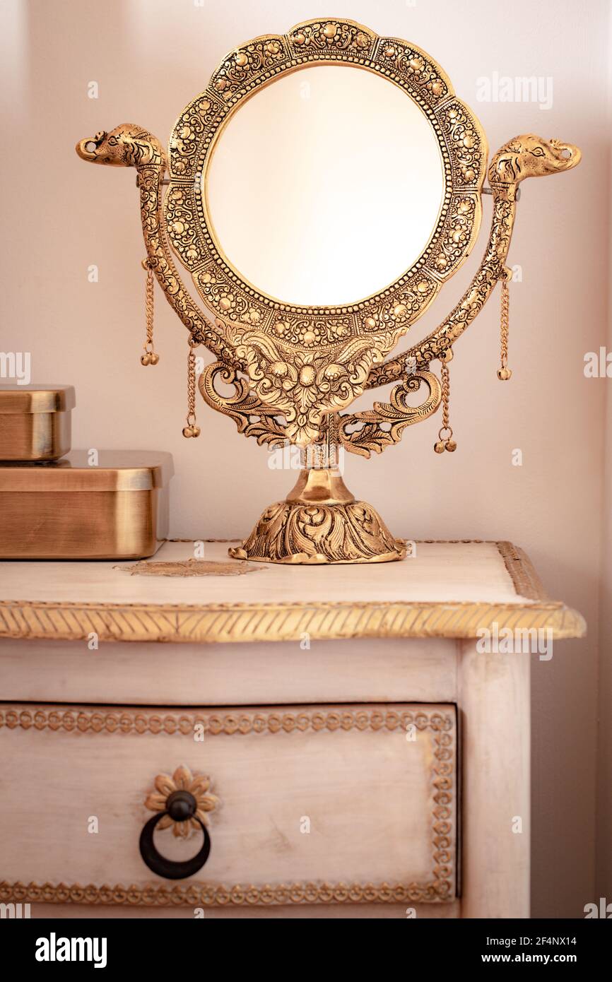 Standing mirror posture hi-res stock photography and images - Alamy, image size:866x1390