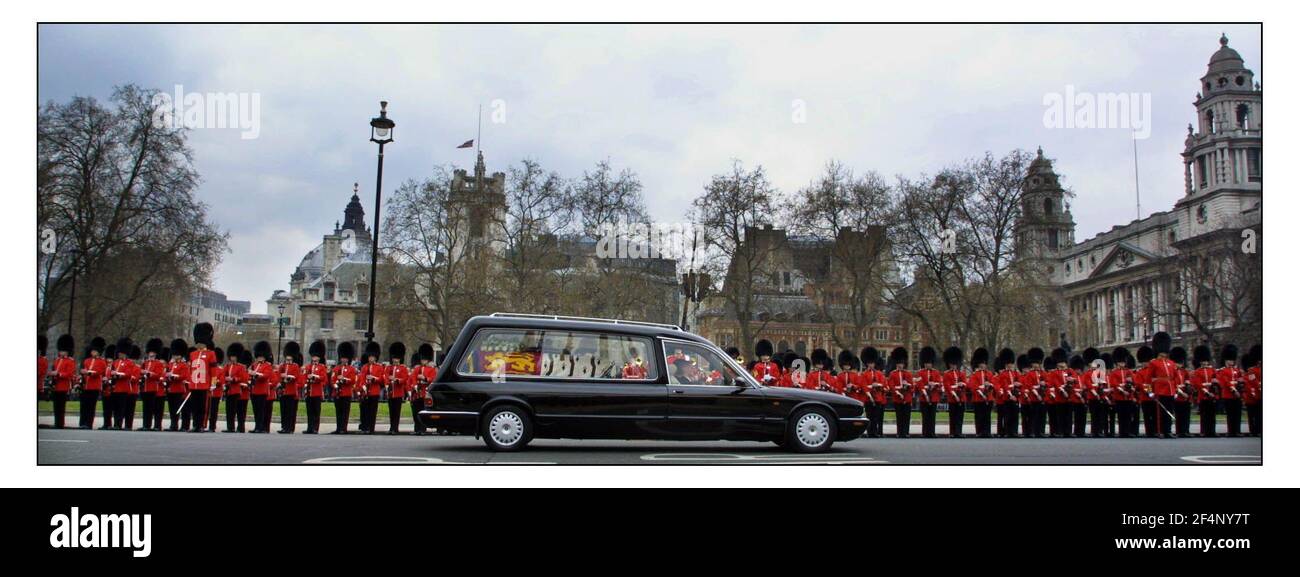 The funeral procession of the Queen Mother leaves Westminster Abbey on route to Winsor castle.pic David Sandison 9/4/2002 Stock Photo
