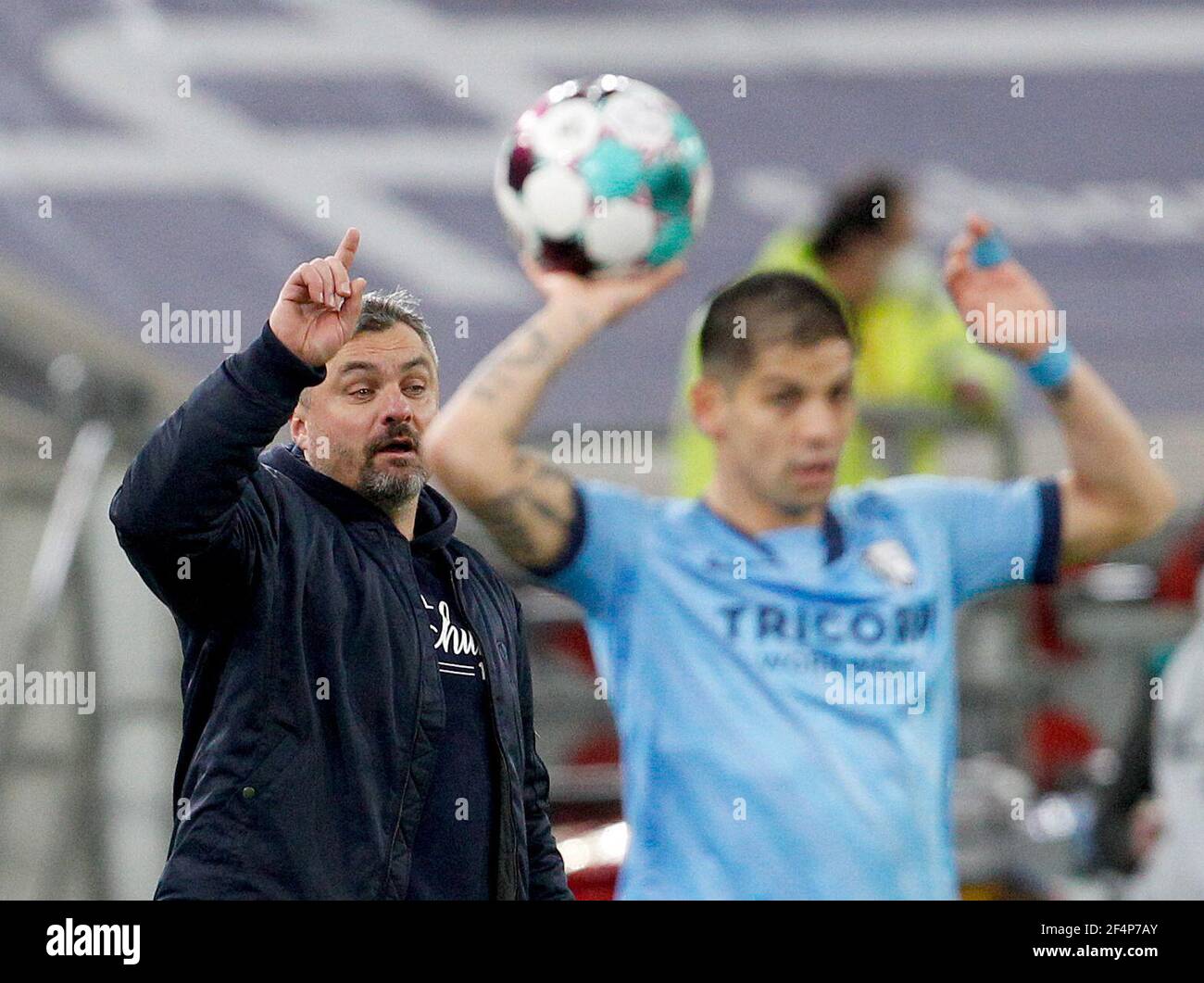 Duesseldorf, Germany. 22nd Mar, 2021. Football: 2nd Bundesliga, Fortuna Düsseldorf - VfL Bochum, Matchday 26 at Merkur Spiel-Arena. Bochum coach Thomas Reis (l) gestures, Bochum's Christian Gamboa Luna on the right during a throw-in. Credit: Roland Weihrauch/dpa - IMPORTANT NOTE: In accordance with the regulations of the DFL Deutsche Fußball Liga and/or the DFB Deutscher Fußball-Bund, it is prohibited to use or have used photographs taken in the stadium and/or of the match in the form of sequence pictures and/or video-like photo series./dpa/Alamy Live News Stock Photo