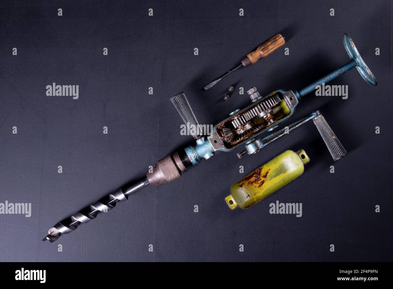 The cover was removed from the gearbox in an old hand drill. Servicing