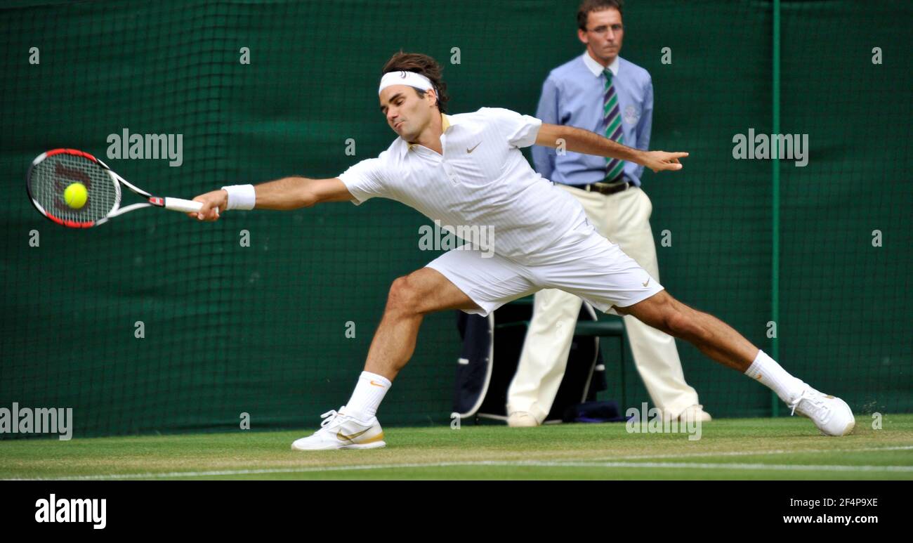 WIMBLEDON 2009 7th DAY.  29/6/09.  RODGER FEDERER   DURING  HIS MATCH WITH ROBIN SODERLING.   PICTURE DAVID ASHDOWN Stock Photo