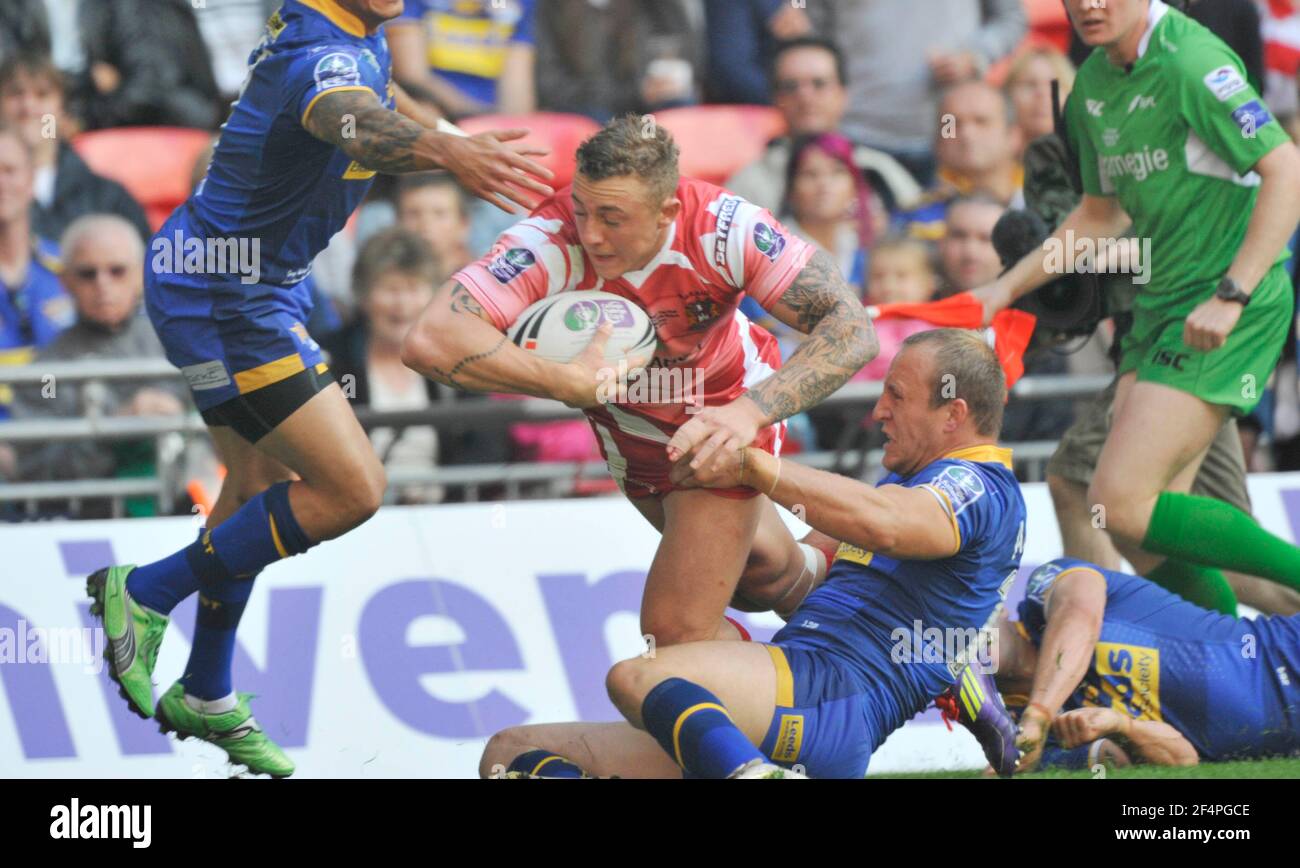 RUGBY LEAGUE. CARNEGIE CHALLENGE CUP FINAL AT WEMBLEY. LEEDS V WIGAN..JOSH CHARNLEY ABOUT TO SCORE THE 1ST TRY.  27/8/2011. PICTURE DAVID ASHDOWN Stock Photo