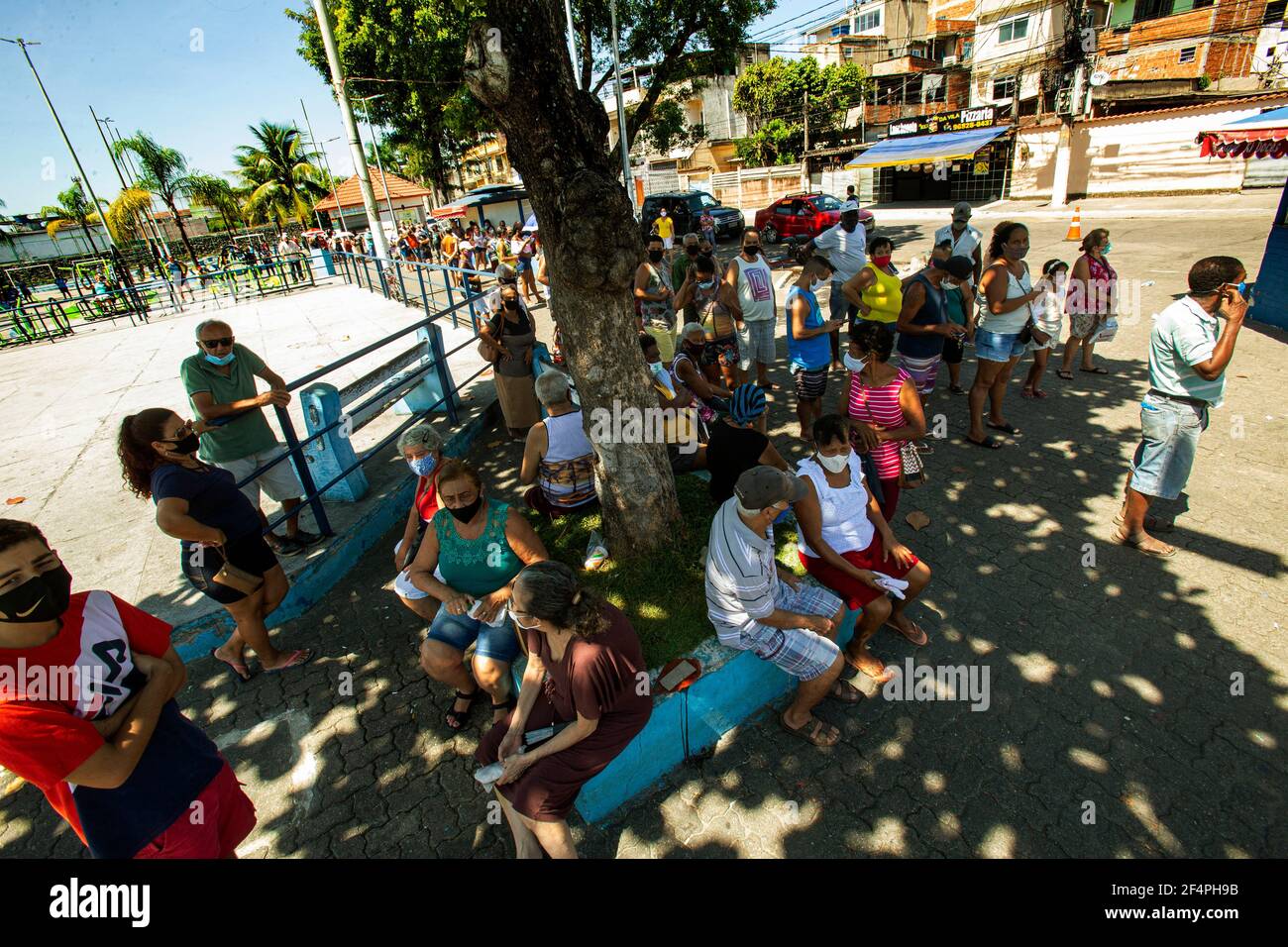 Rio De Janeiro Brazil March 22 21 People Lines To Receive Their Dose Of Coronavax Vaccine To Be Applied On Elderly Above 74 Years Old Stock Photo Alamy