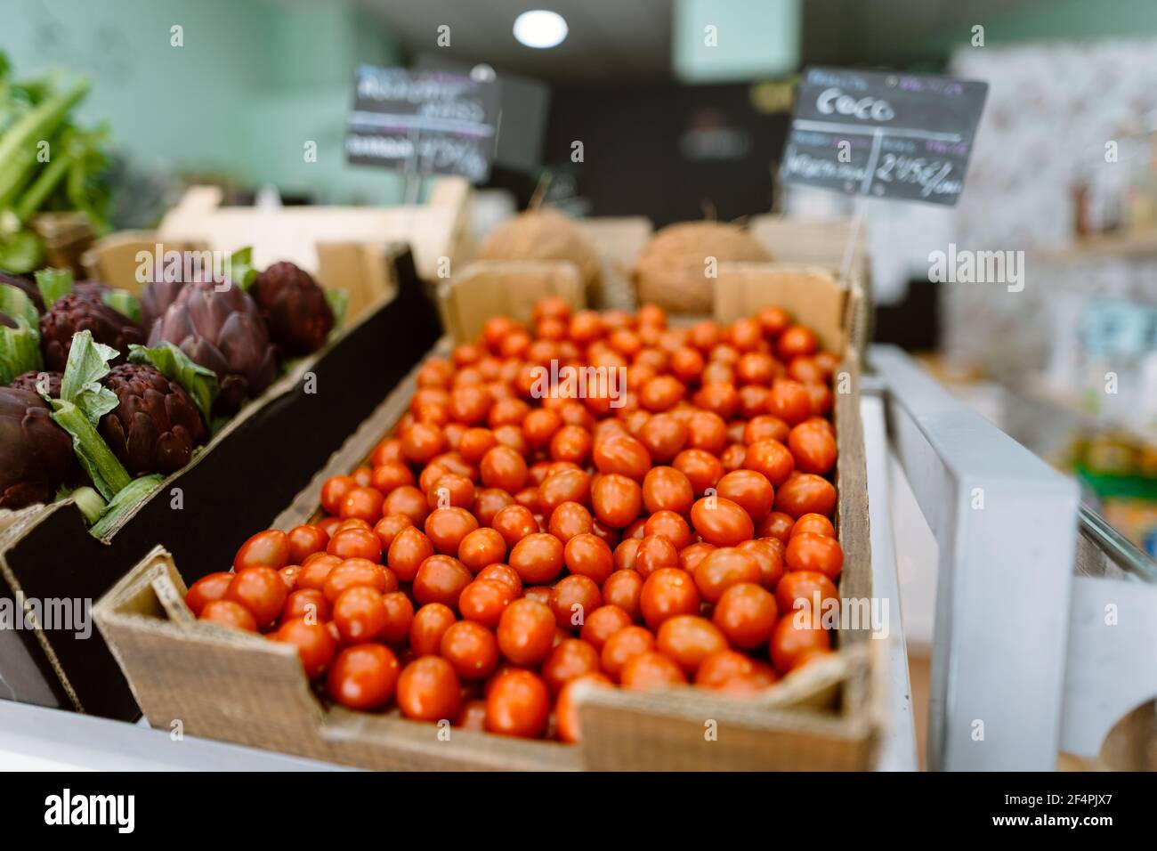 Globe Tomato High Resolution Stock Photography and Images Alamy