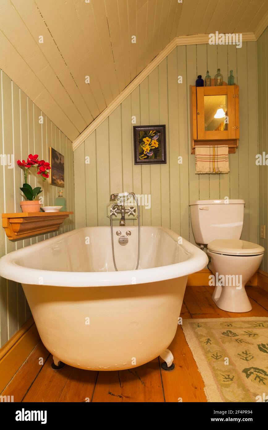 Roll top bath hires stock photography and images Alamy