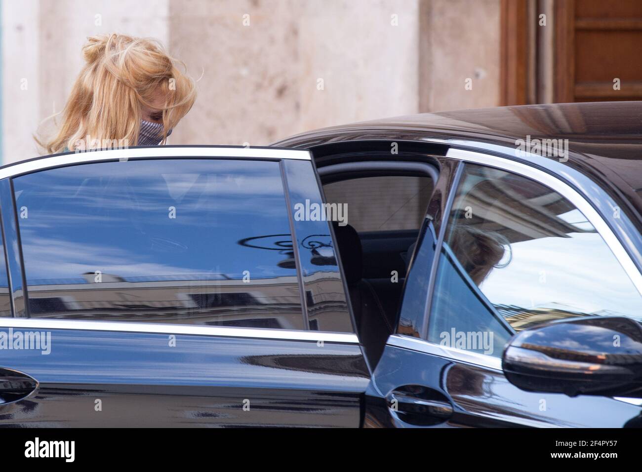Rome, Italy. 22nd Mar, 2021. British actress Kelly Reilly gets into the car after finishing shooting the film (Photo by Matteo Nardone/Pacific Press) Credit: Pacific Press Media Production Corp./Alamy Live News Stock Photo