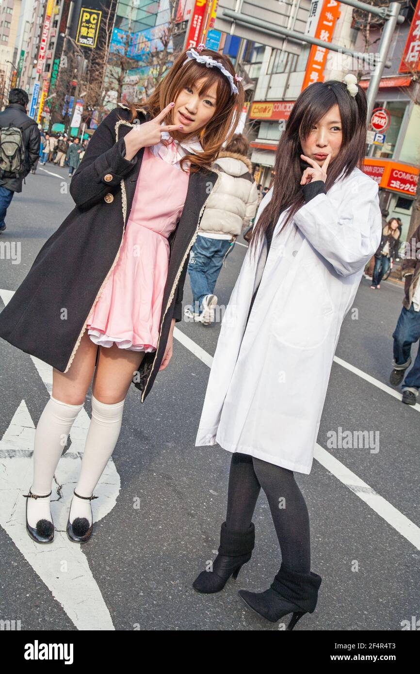 Japanese girl peace sign hi-res stock photography and images - Alamy