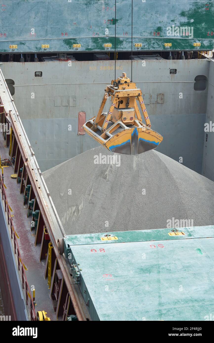 Loading and dischargind operation of bulk cargo bauxite on bulk carrier