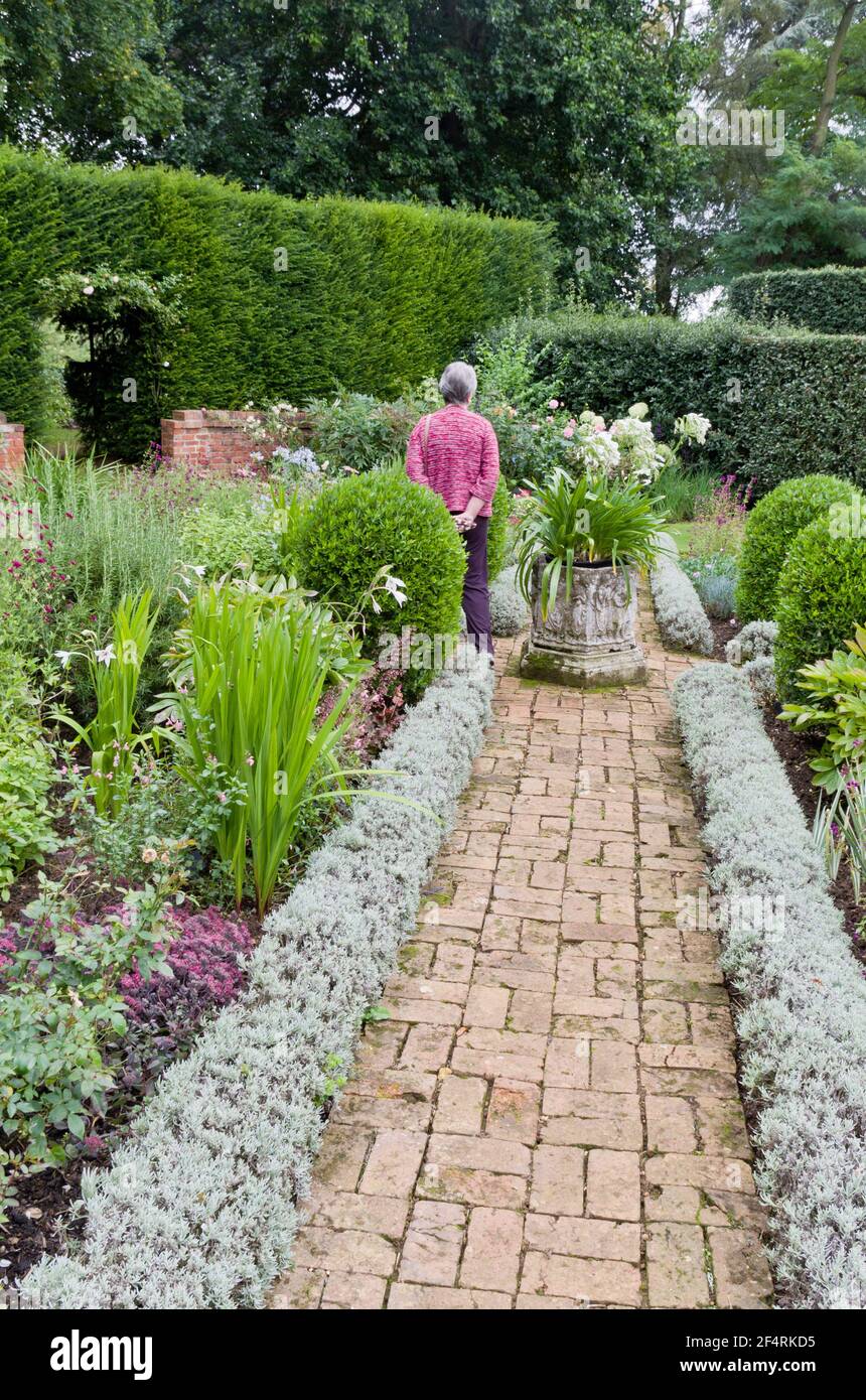 Herbaceous border path hi-res stock photography and images - Alamy