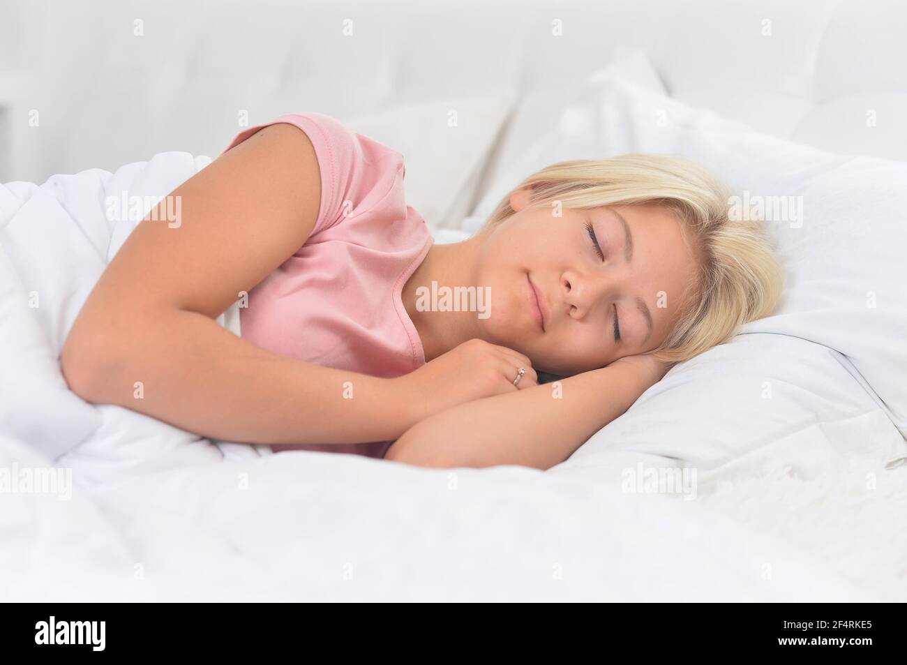 Portrait of little girl sleeping in her bed Stock Photo - Alamy