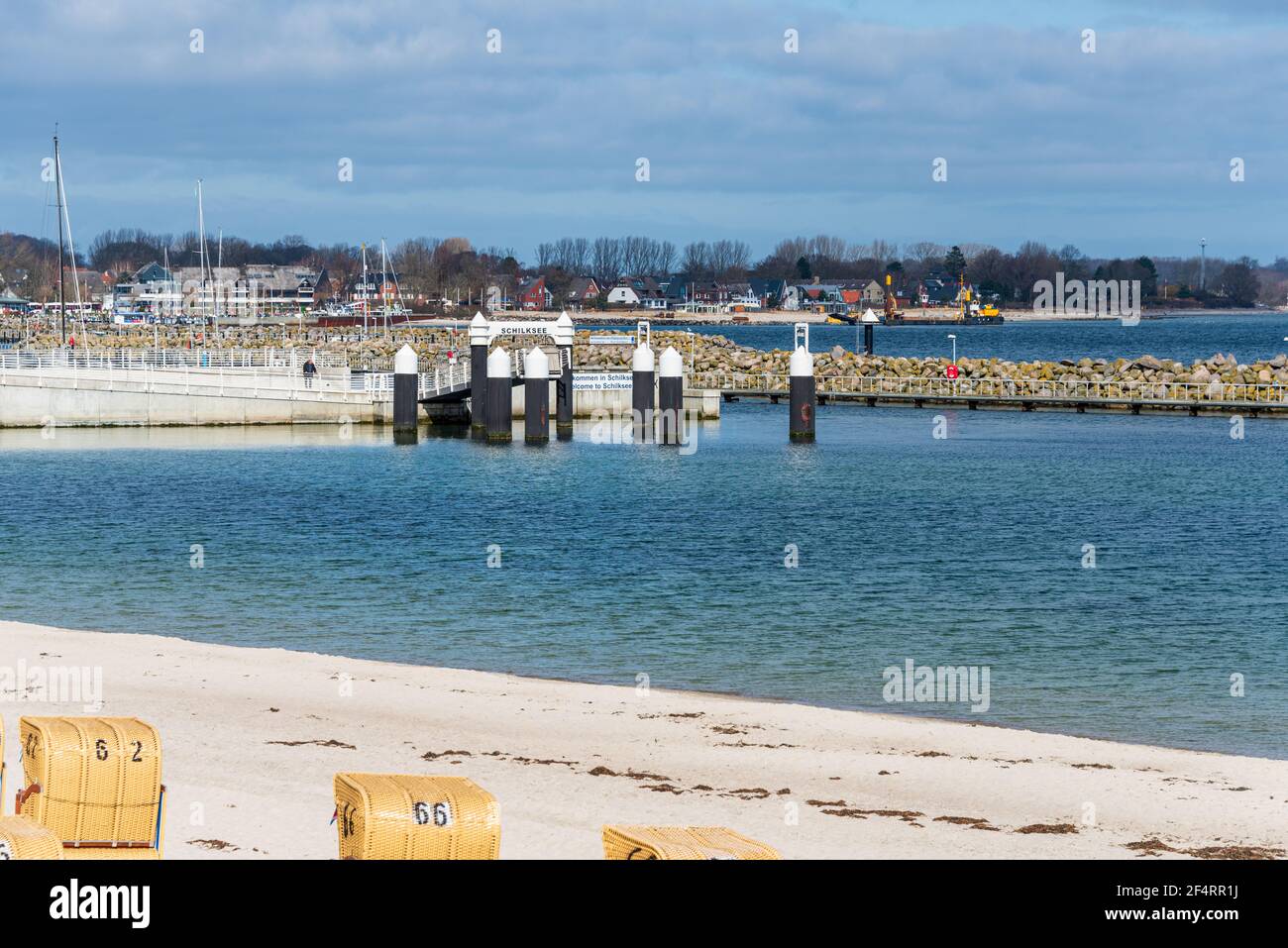Kurz vor Ostern am Strand in Kiel-Schilksee, Strandkörbe werden für die bevorstehende Saison aufgebaut Stock Photo