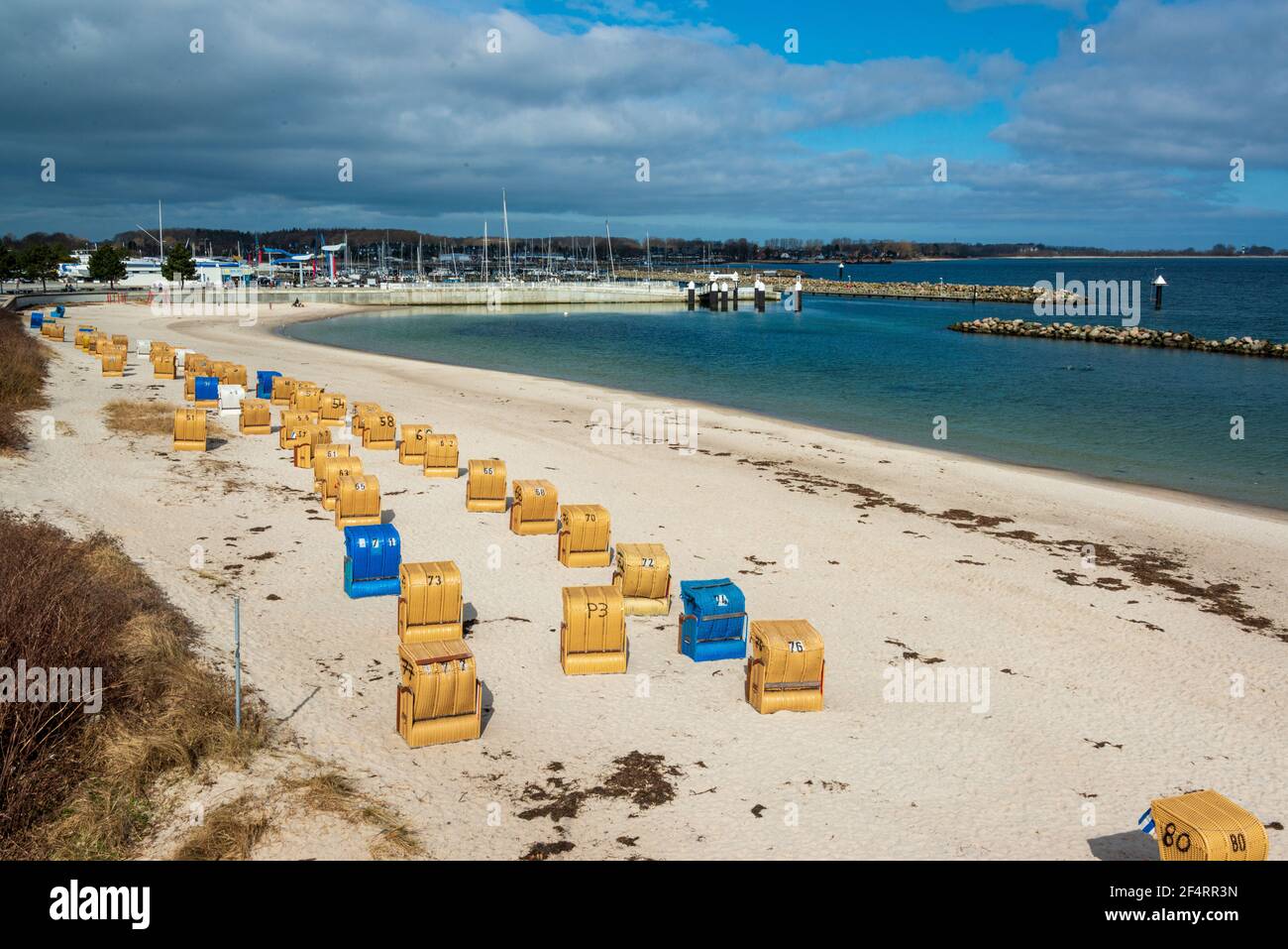 Kurz vor Ostern am Strand in Kiel-Schilksee, Strandkörbe werden für die  bevorstehende Saison aufgebaut Stock Photo - Alamy