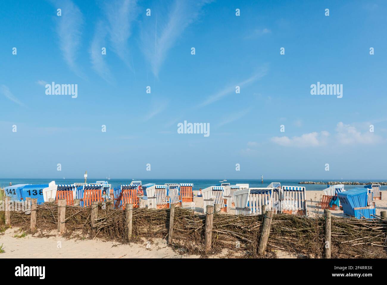 Strandkörbe an der Ostseeküste im Frühjahr vor der Saison Stock Photo