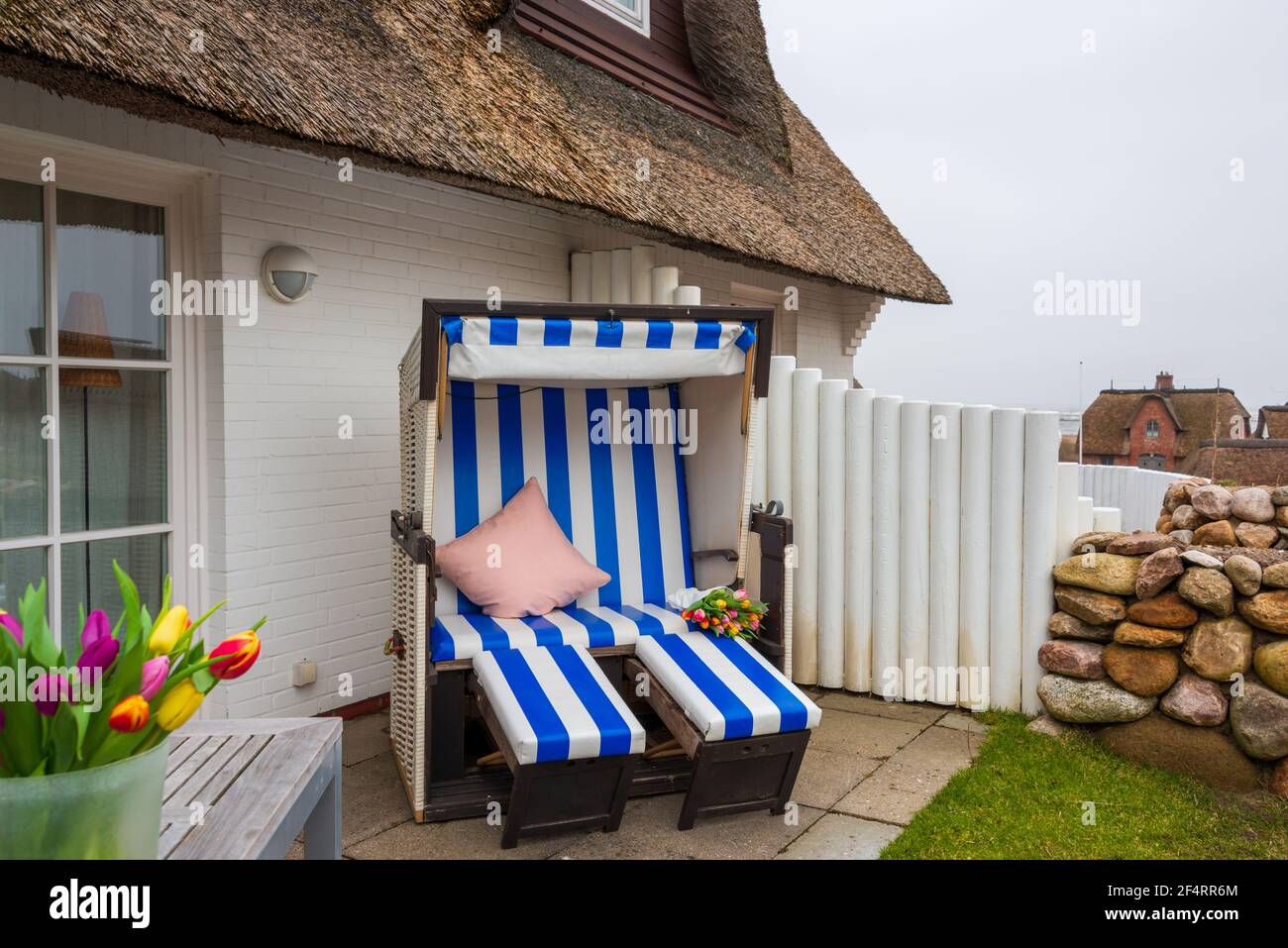 Strandkorb auf der Terrasse einer Ferienwohnung auf der Nordseeinsel Sylt Stock Photo