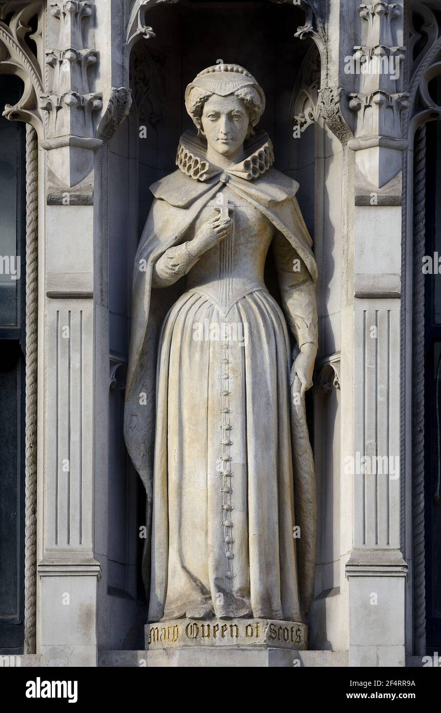 London, England, UK. Statue of Mary Queen of Scots ( by Sir John George Tollemache Sinclair: 1905) on the facade of Mary Queen of Scots House, 143 Fle Stock Photo