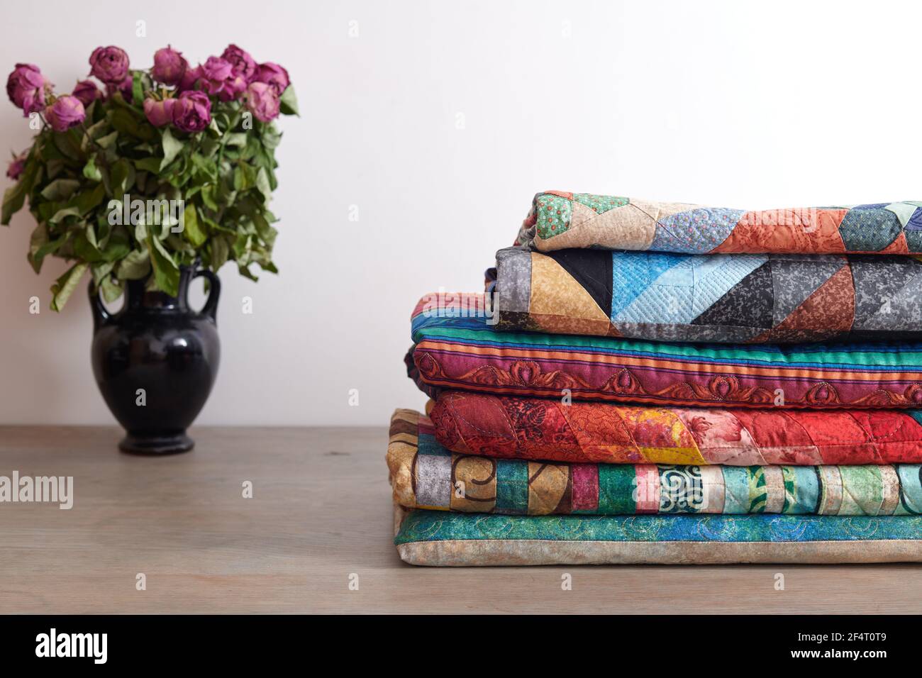 Pile Of Quilts High Resolution Stock Photography and Images - Alamy
