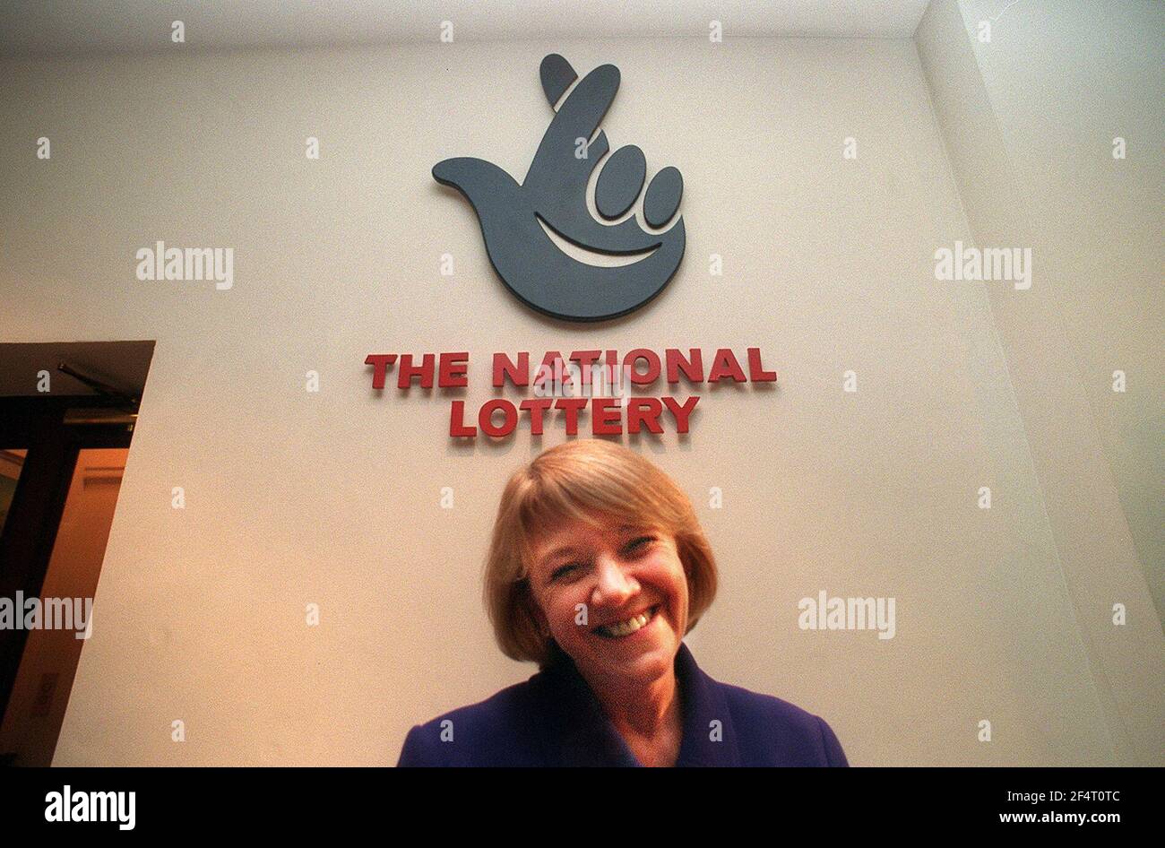 DIANNE THOMPSON, CHIEF EXECUTIVE OF CAMELOT, DEC 2000IN THE FOYER OF HER OFFICE AFTER HEARING THAT CAMELOT HAS BEEN CHOSEN TO CONTINUE RUNNING THE NATIONAL LOTTERY. 19.12,00     PIC:JOHN VOOS Stock Photo