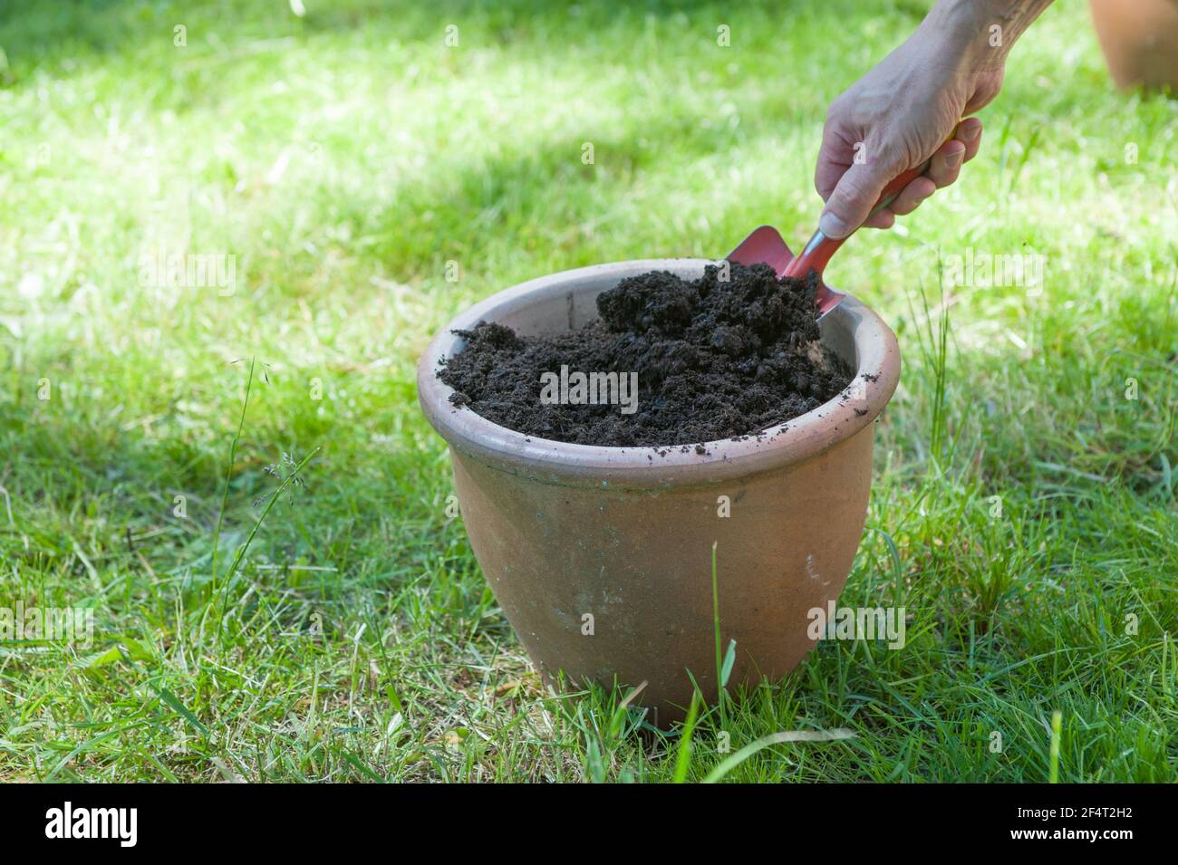 Flower pot with garden shovel and compost mulch Stock Photo Alamy