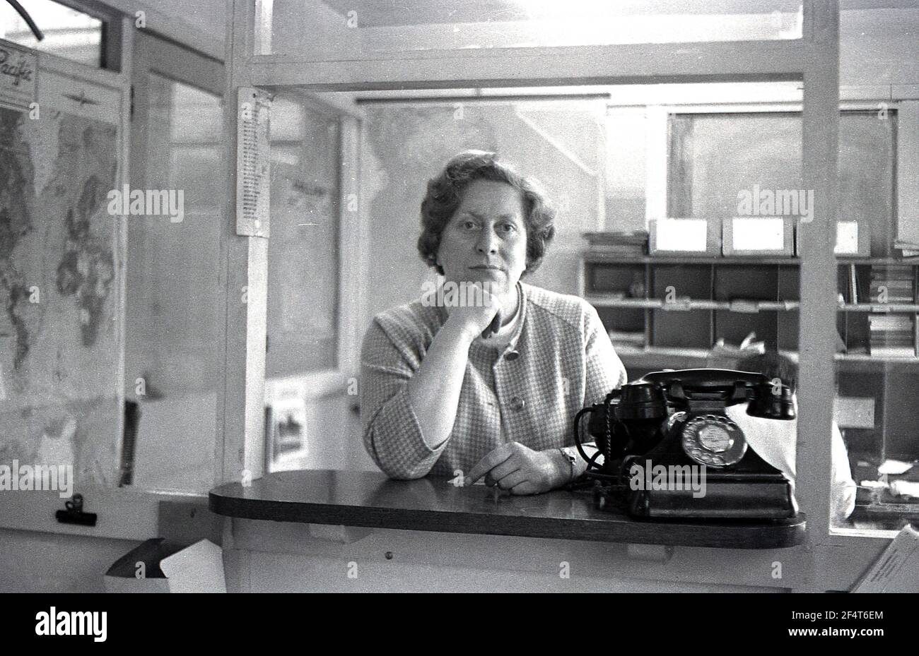 Woman employee 1960s hi-res stock photography and images - Alamy