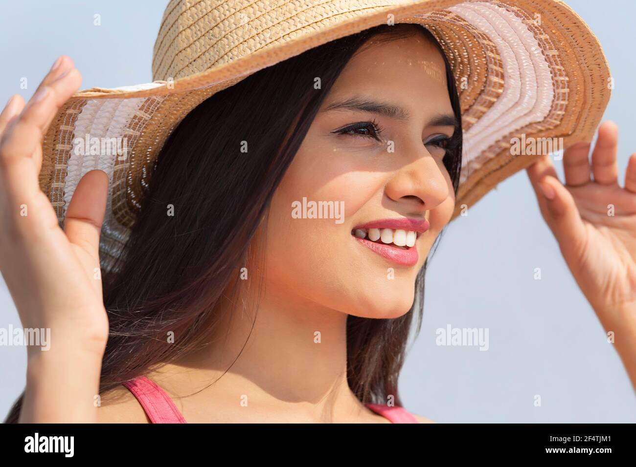 Indian woman wearing clear hi-res stock photography and images - Alamy