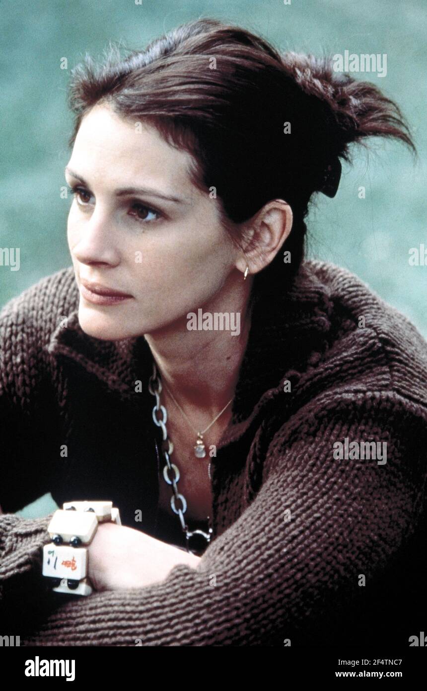 JULIA ROBERTS in AMERICA'S SWEETHEARTS (2001), directed by JOE ROTH. Copyright: Editorial use only. No merchandising or book covers. This is a publicly distributed handout. Access rights only, no license of copyright provided. Only to be reproduced in conjunction with promotion of this film. Credit: REVOLUTION STUDIOS / GORDON, MELINDA SUE / Album Stock Photo