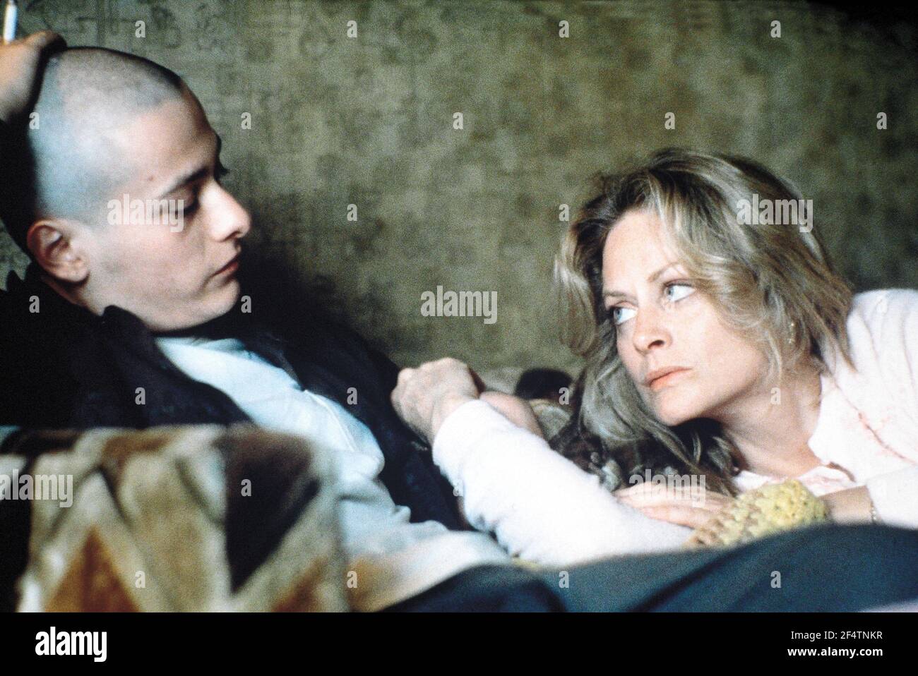 EDWARD FURLONG and BEVERLY D'ANGELO in AMERICAN HISTORY X (1998), directed  by TONY KAYE. Credit: NEW LINE CINEMA / Album Stock Photo - Alamy, image size:1300x958