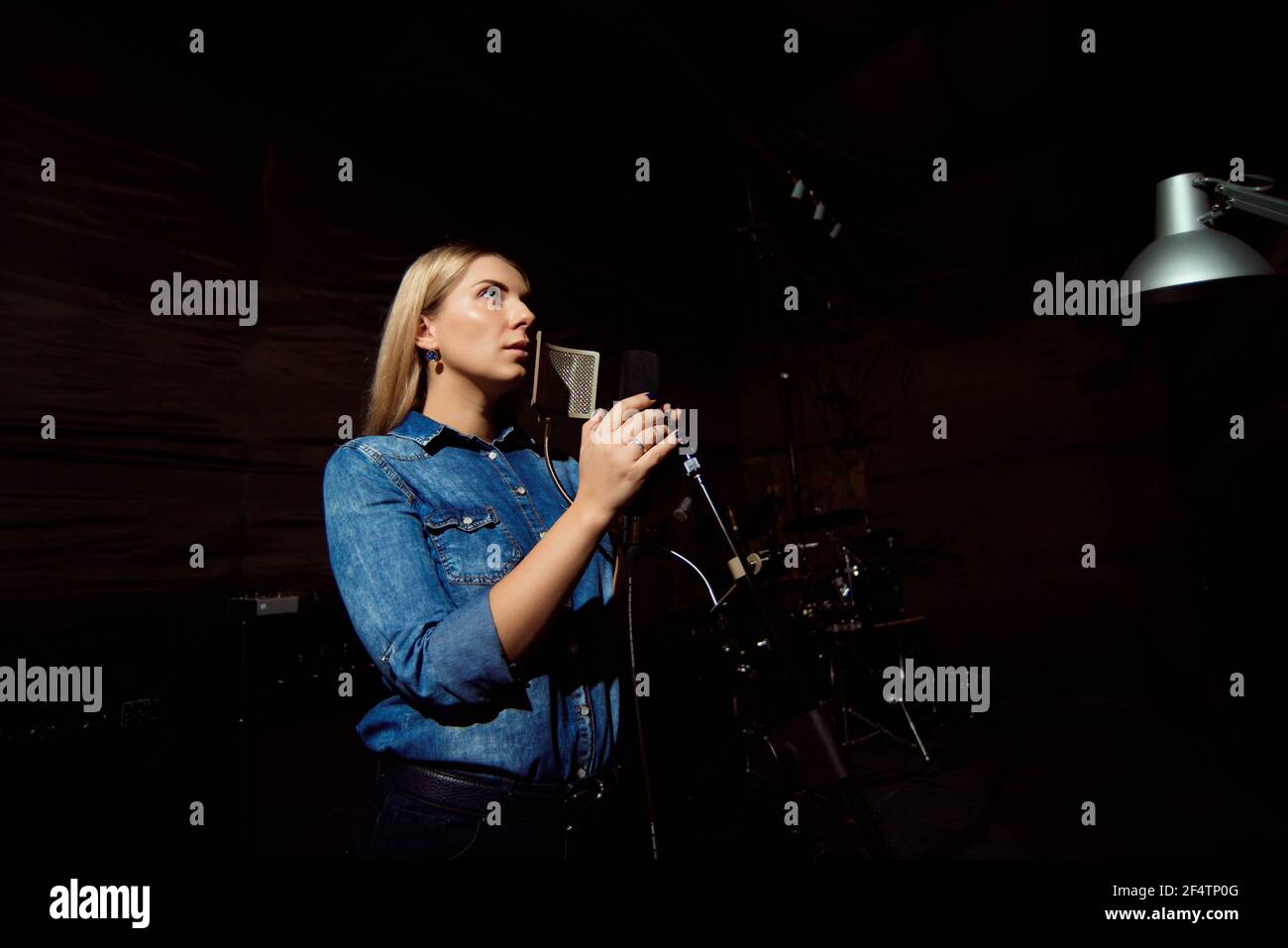 Play on. goodlooking female vocal artist singing in th Stock Photo Alamy