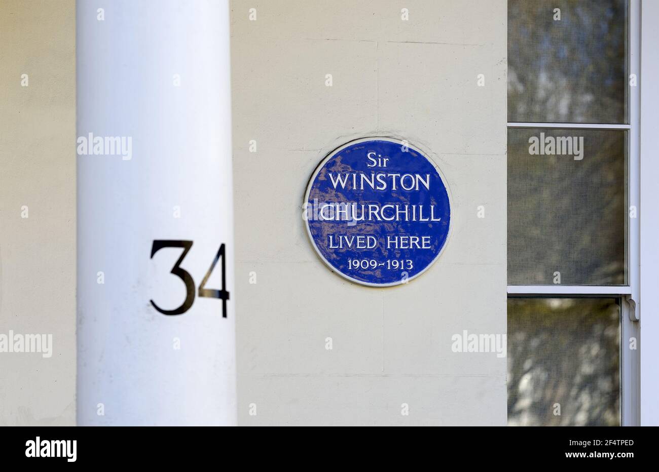 London, UK. Commemorative plaque: 'Sir Winston Churchill lived here 1909-1913' at 34 Eccleston Square Stock Photo