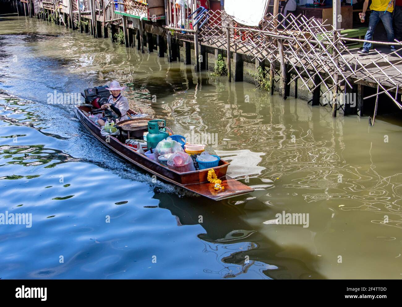BANGKOK, THAILAND, JUNE 20 2020, The boat with the kitchen moving in the water canal of the floating market Stock Photo