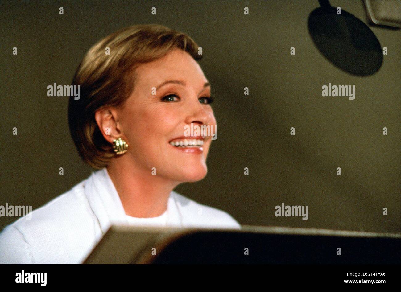 JULIE ANDREWS in SHREK 2 (2004), directed by ANDREW ADAMSON, KELLY ASBURY and CONRAD VERNON. Credit: DREAMWORKS PICTURES / JONES, KEVIN / Album Stock Photo