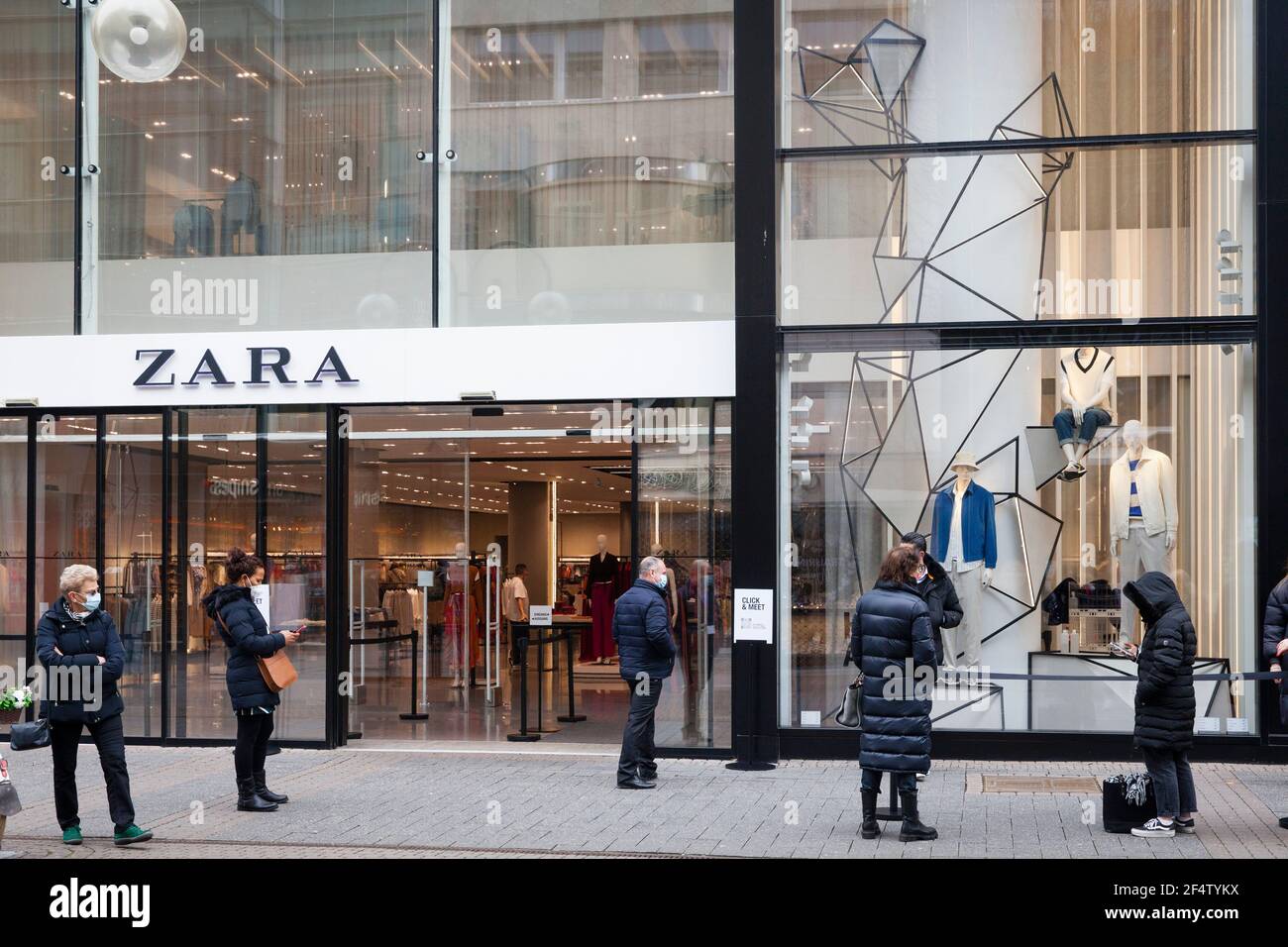 Op risico wond mozaïek Corona Lockdown, March 18th. 2021. fashion store Zara on shopping street  Schildergasse, customers are waiting to pick up the goods they ordered  online Stock Photo - Alamy