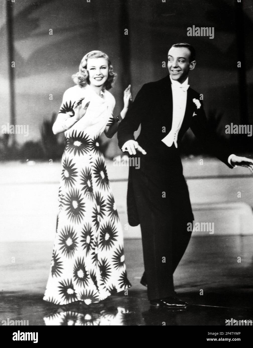 GINGER ROGERS and FRED ASTAIRE in SHALL WE DANCE (1937), directed by MARK SANDRICH. Credit: RKO / Album Stock Photo