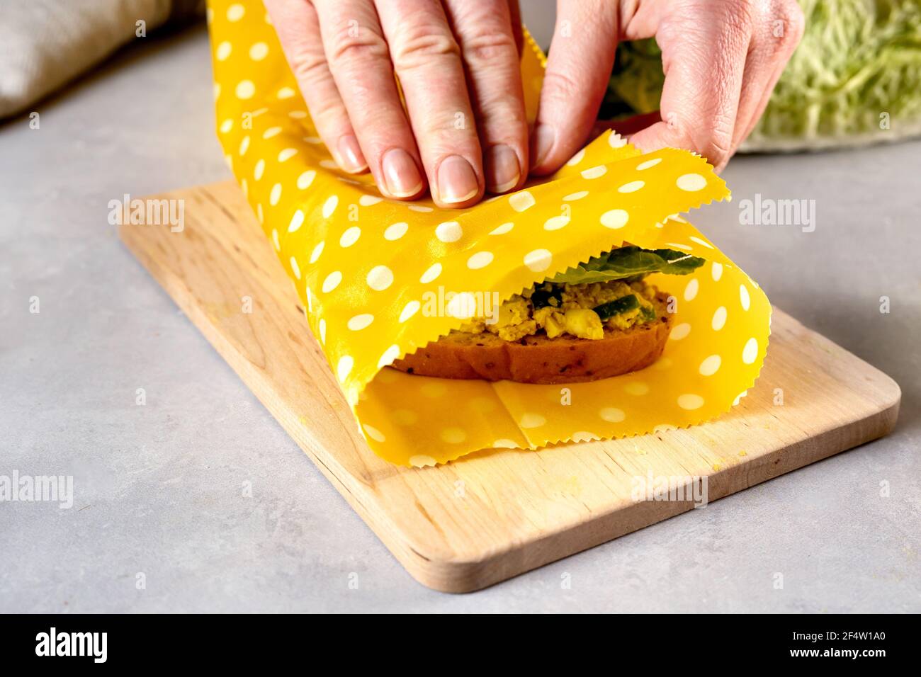 https://c8.alamy.com/comp/2F4W1A0/woman-hands-wrapping-a-healthy-sandwich-in-beeswax-food-wrap-and-cotton-bag-2F4W1A0.jpg