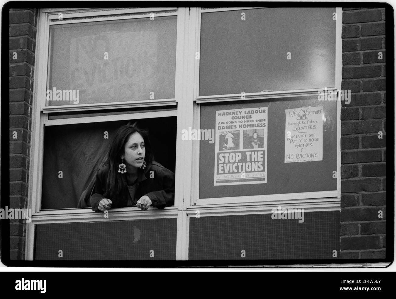 London England. Squatters evicted from Oxted Court on the Holmleigh Estate in Hackney East London. 26 April 1991. Hackney Council used legislation using section 7 of the 1977 Criminal Law Act allowing them to forcibly evict squatters from properties many had occupied for more than three years saying that new tenants were to take over the once derelict properties that the squatters had ‘done up’ and made habitable. At dawn Police and Council workers with tools to cut bolts arrived to evict 19 famalies from their homes. Stock Photo