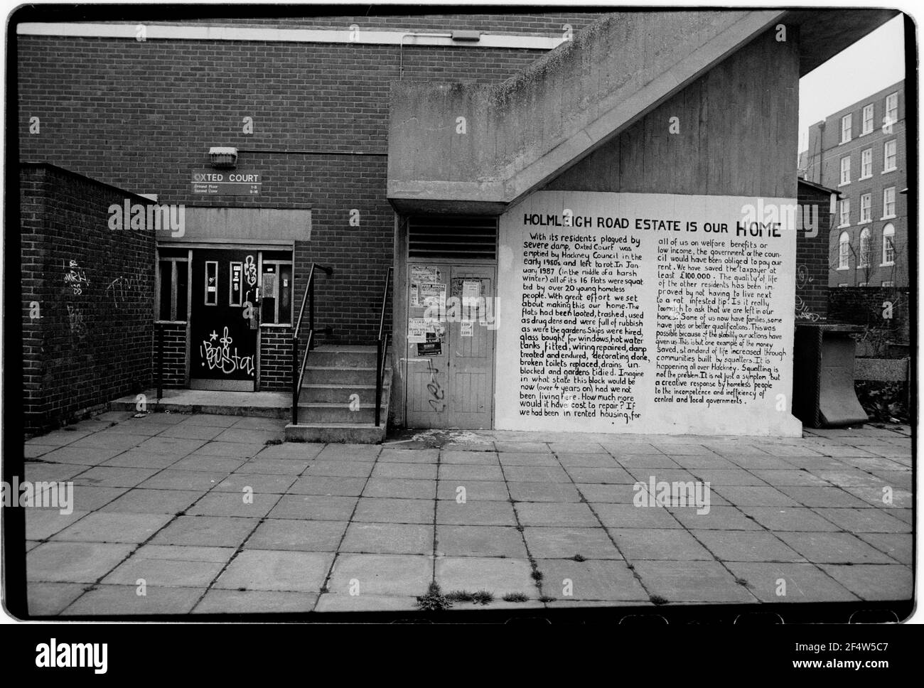 London England. Squatters evicted from Oxted Court on the Holmleigh Estate in Hackney East London. 26 April 1991. Hackney Council used legislation using section 7 of the 1977 Criminal Law Act allowing them to forcibly evict squatters from properties many had occupied for more than three years saying that new tenants were to take over the once derelict properties that the squatters had ‘done up’ and made habitable. At dawn Police and Council workers with tools to cut bolts arrived to evict 19 famalies from their homes. Stock Photo