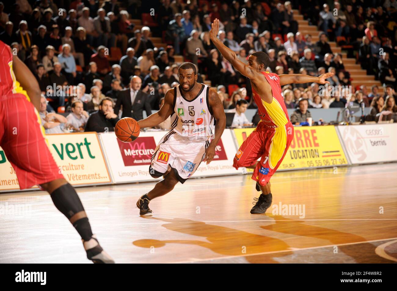 EVENEMENT: BasketBall Championnat de France pro B Limoges St Vallier  Journée 12 DATE 12 12 2009 LIEU Limoges Palais des Sports Beaublanc EQUIPE  Limoges JOUEUR darby brent Stock Photo - Alamy